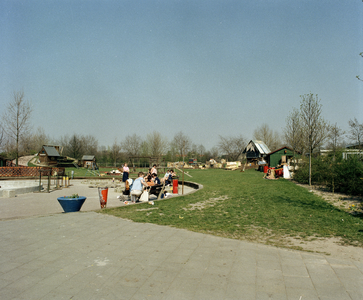 118141 Gezicht op de speeltuin aan de Bijnkershoeklaan te Utrecht.